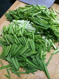 油而不腻的鸡蛋炒蒜苗做法图解3)