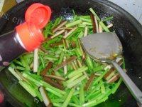 香醇的芹菜炒豆干做法图解5)