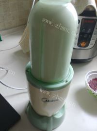 自制香蕉奶昔做法图解5)