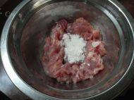 香菇炒肉做法图解1)