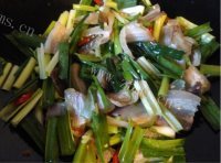 美味的蒜苗炒腊肉做法图解8)
