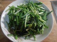 「家有大厨」鸡蛋炒韭菜做法图解2)