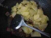 家常菜土豆片炒腊肉做法图解8)