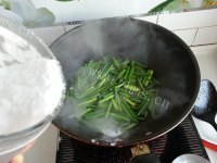喷香的腊肠炒蒜苔做法图解7)