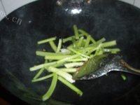 豆干炒芹菜自制做法图解9)