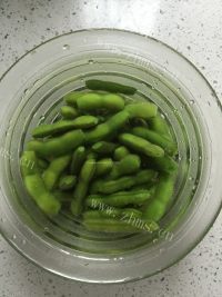 美味的凉拌毛豆做法图解4)