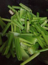 家常烧肉炒芹菜做法图解10)