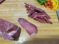 营养丰富的彩椒牛肉做法图解3)