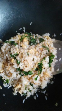 芹菜叶蛋炒饭做法图解6)