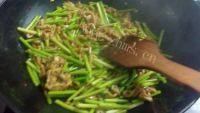 家常菜蒜苔炒肉丝做法图解6)