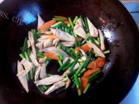 美味的蒜苔炒腐竹做法图解6)