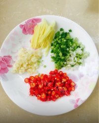 唇齿留香的红烧鲫鱼做法图解3)