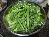 色泽不错的腊肠炒芥兰做法图解1)