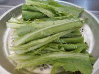 芳香四溢的白灼油麦菜做法图解2)
