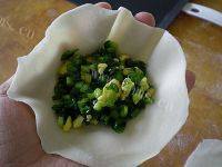 美味早餐鸡蛋韭菜盒子做法图解5)