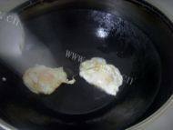 美味的煎荷包蛋做法图解4)