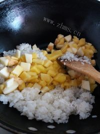 喷香的菠萝炒饭做法图解4)