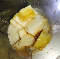 色味俱佳的水果奶昔做法图解3)