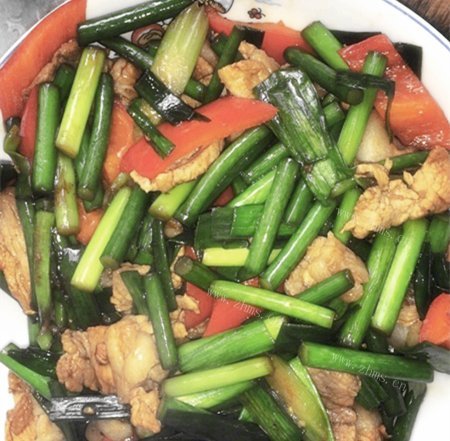 色泽鲜亮的蒜薹炒肉