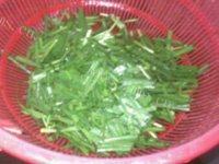美味的核桃炒韭菜做法图解1)