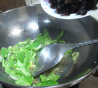 DIY尖椒鸡蛋炒木耳做法图解9)
