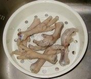 色泽不错的花生炖鸡爪做法图解3)