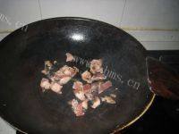 色味俱全的五花肉炒菜花做法图解4)