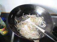 好吃的豆芽炒韭菜做法图解3)