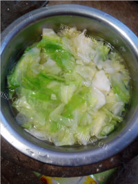 简单的凉拌圆白菜做法图解4)