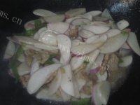 家常菜肉片炒萝卜做法图解5)