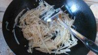 诱人的土豆丝卷饼做法图解4)