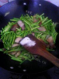家常菜五花肉炒蒜薹做法图解6)