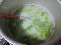 可口的生菜咸骨粥做法图解6)