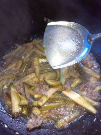 「美味可口」肉末炒茄子做法图解7)