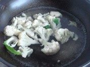 花菜木耳炒香肠做法图解1)