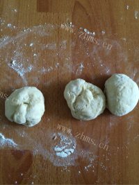 色香味浓的毛毛虫面包做法图解3)