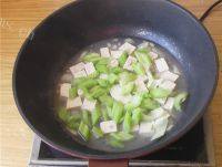 家常菜芹菜豆腐做法图解8)