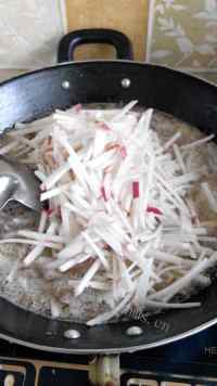 美味的萝卜豆腐牛骨髓汤做法图解6)