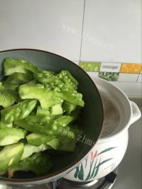 食欲满满的苦瓜玉米排骨汤做法图解6)