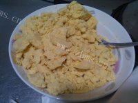 不错的美食玫瑰酱芯绿豆糕做法图解4)