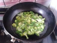 家常菜香菇西兰花做法图解3)