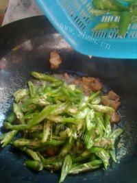 家常菜辣椒小炒肉做法图解6)