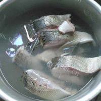 「首发」海鱼梅头肉汤的做法图解五