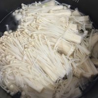 妈妈做的凉拌金针菇做法图解3)