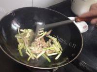 家常菜大蒜炒肉丝做法图解7)
