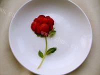 色味俱全的草莓玫瑰花做法图解4)