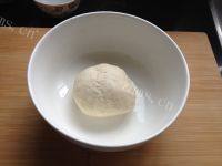 简易的烫面葱油饼做法图解2)