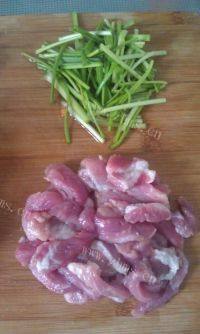 家常菜胡萝卜炒肉做法图解1)