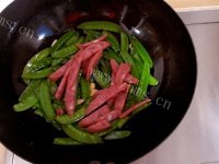 家常菜荷兰豆炒腊肠做法图解4)