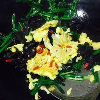 家常菜韭菜木耳炒鸡蛋做法图解7)